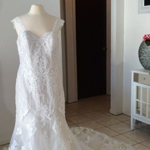 Beautiful Essense of Australia off white wedding dress size 16